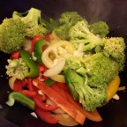 das Gemüse dünsten