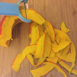 Kürbis herunter schälen