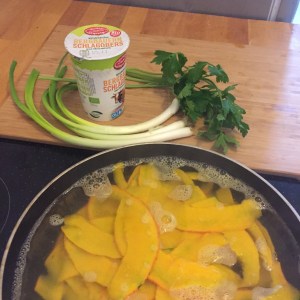 die Kürbisnudeln kochen