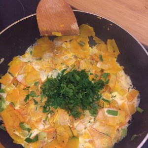 Schlagobers und Gewürze zugeben