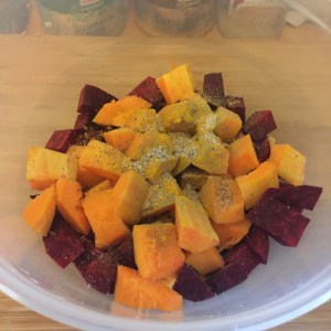 rohe gewürfelte Kürbisse und rote Rüben